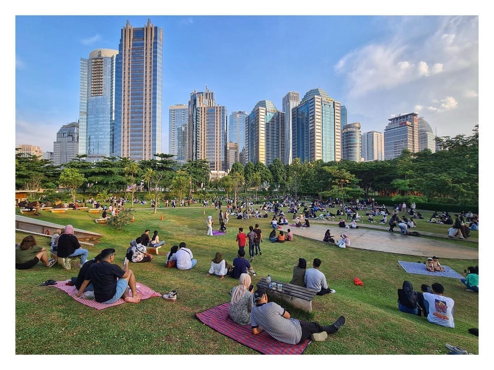 Orang bersantai di taman